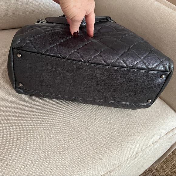 Chanel Chic Shopping Tote in Metallic Grey Caviar with Ruthenium Hardware - Picture 7 of 14
